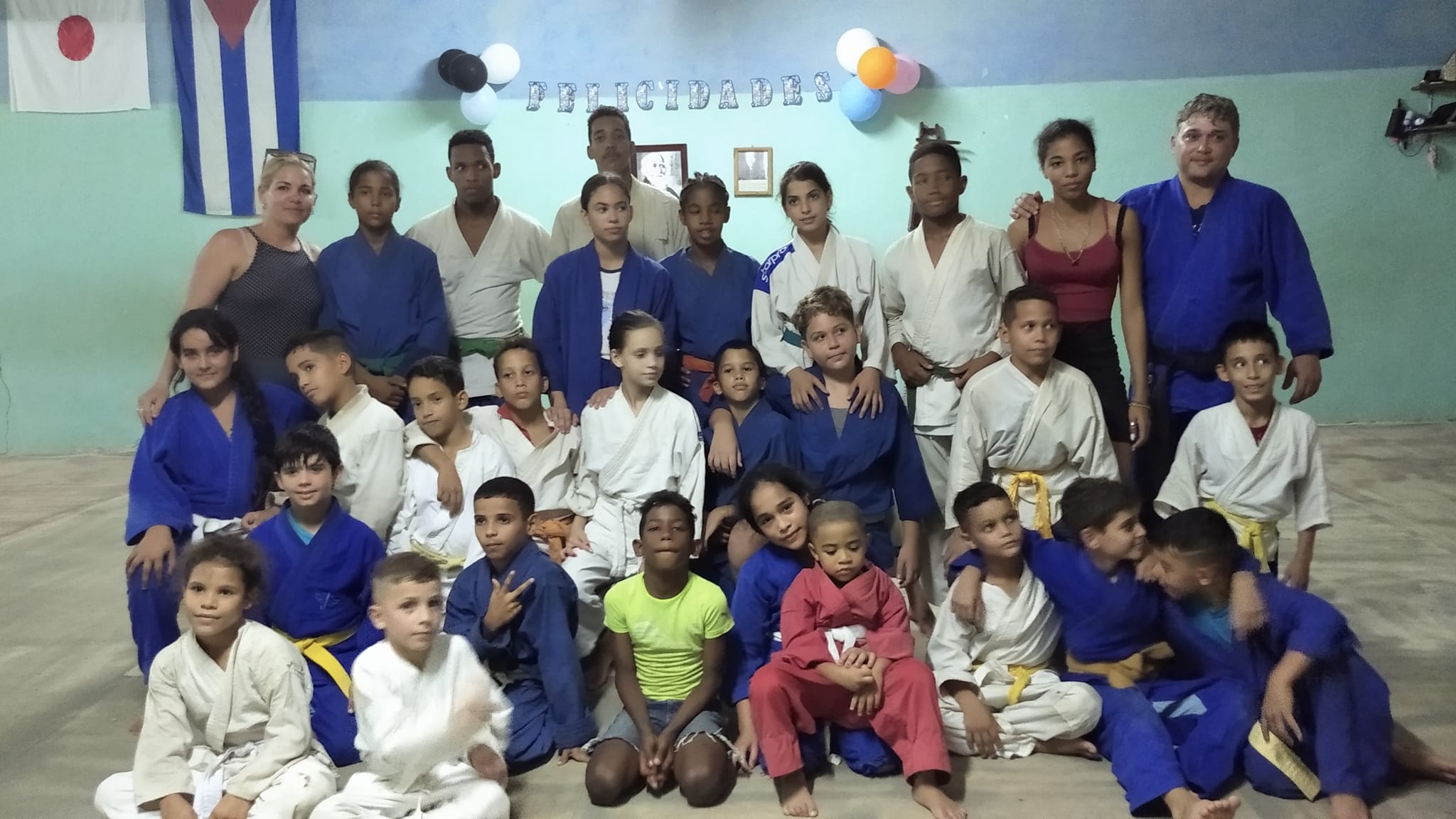 Entrenadora de Judo Dianelyn Fara junto a sus alumnos