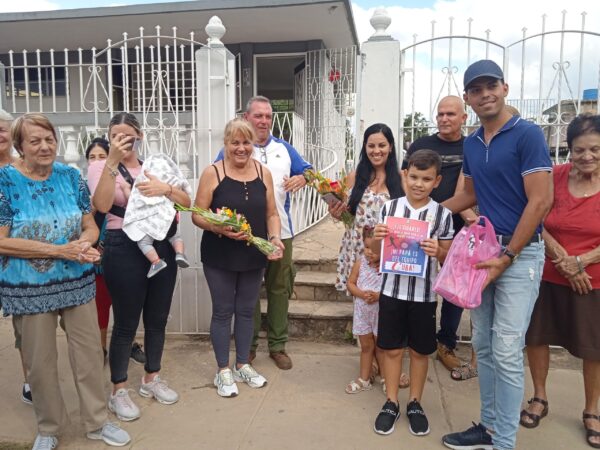 Pioneros felicitan a familia de Dayan García