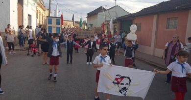 Desfile de niños, pioneros y jóvenes ariguanabenses para homenajear al Héroe Nacional José Martí