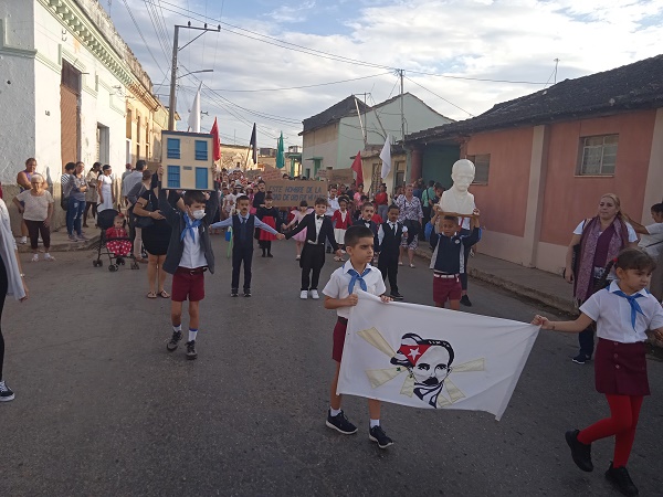 Desfile de niños, pioneros y jóvenes ariguanabenses para homenajear al Héroe Nacional José Martí