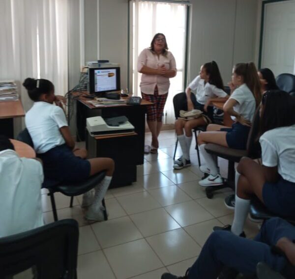 Laboratorios, salón de reuniones, aulas y biblioteca del Instituto reciben a los estudiantes.