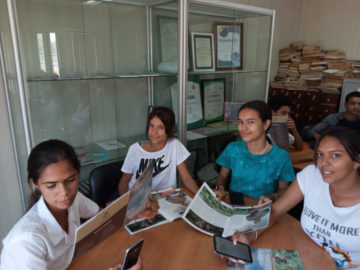 Estudiantes del círculo de interés en el Instituto de Investigaciones del Tabaco.