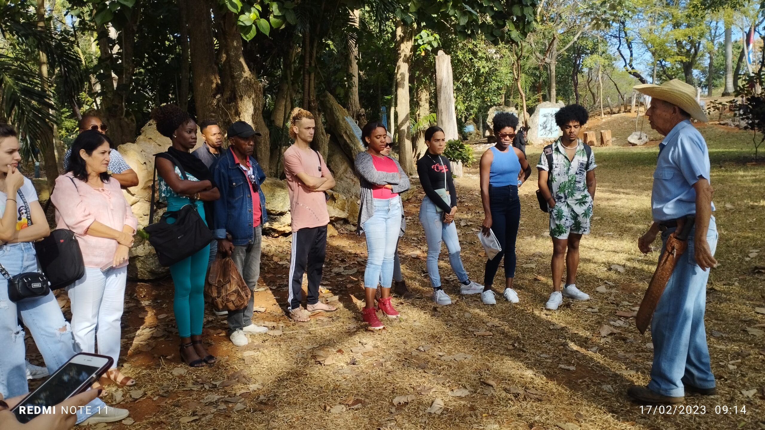 Recorrido de los miembros de la Asociación por el Bosque Martiano del Ariguanabo 