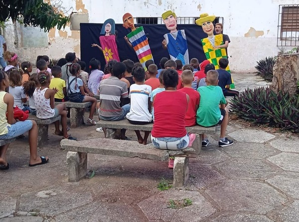 Los pequeños en sus comunidades disfrutan de actividades culturales y recreativas. Foto: tomada del perfil oficial en Facebook de la Compañía de Teatro Los Cuenteros.