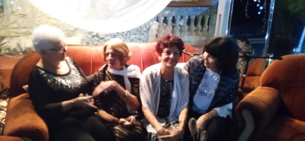 Las homenajeadas fueron sorprendidas por la llegada de sus familiares a la actividad.
