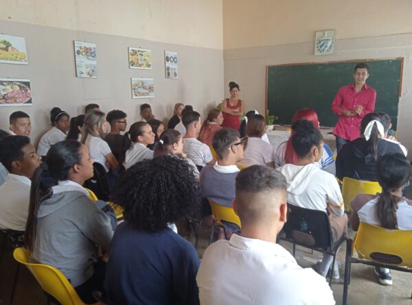 En el Instituto José Antonio Echeverría intercambio con metodólogos de la Dirección Provincial de Educación. Fotos: Meylin Pérez.