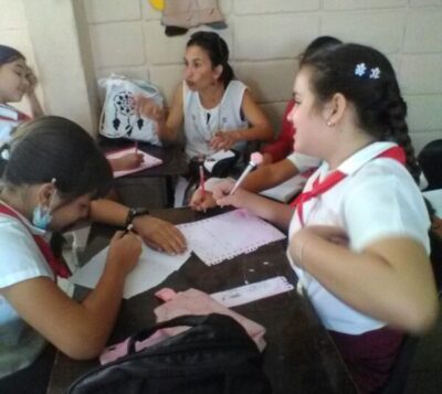 Integrantes de los talleres literarios junto a la profesora-instructora de Literatura Sucet Vázquez Ortega.