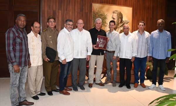 El Presidente de la República, Miguel Díaz-Canel Bermúdez reconoció el trabajo del Proyecto cubano de prótesis parcial de cadera donde participó Osbel Fleitas (en la foto a la izquierda del Presidente).
