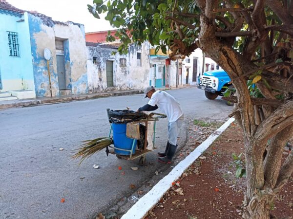 Trabajador de Comunales en el Parque de la Iglesia, San Antonio de los Baños. Foto: Dayami Tabares.