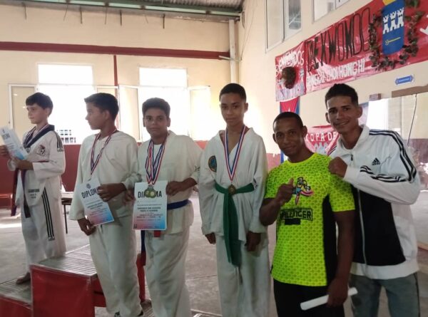 Atletas y entrenador de la Academia de Taekwondo Halcones del Ariguanabo