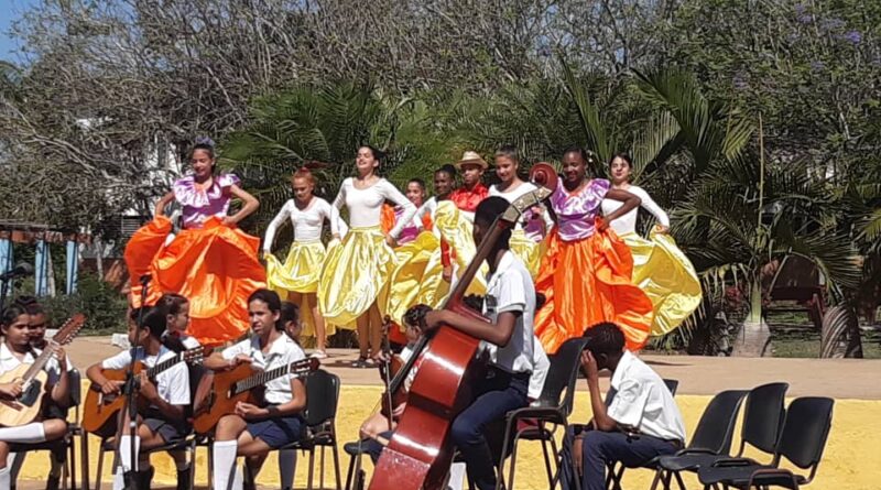 Estudiantes de la Escuela Provincial de Arte Eduardo Abela intercambian con los participantes del evento Danzapuentes 2023. Fotos: Adian Acevedo.