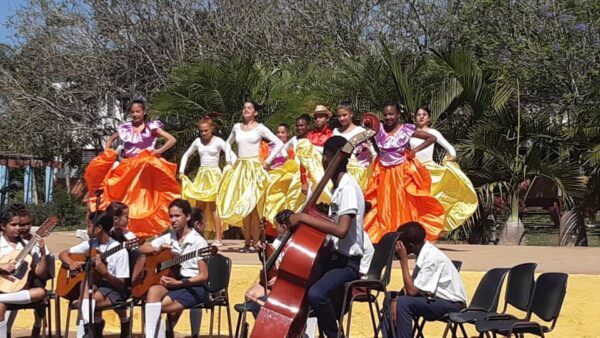 Estudiantes de la Escuela Provincial de Arte Eduardo Abela intercambian con los participantes del evento Danzapuentes 2023. Fotos: Adian Acevedo.
