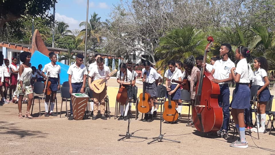 Estudiantes de la Escuela de Arte regalan su arte a los participantes del evento Danzapuentes.