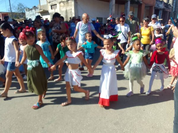 Desfile inaugural de la XXIII Bienal Internacional de Humorismo Gráfico en San Antonio de los Baños. Foto:: Adian Acevedo.