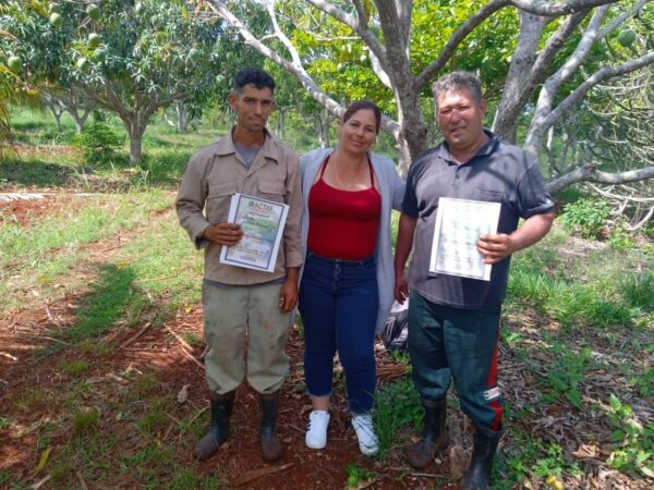 Henry Cancio (izquierda) es usufructuario en la finca Las Corinas, de San Antonio de los Baños. Foto: Eleanet Vidal.