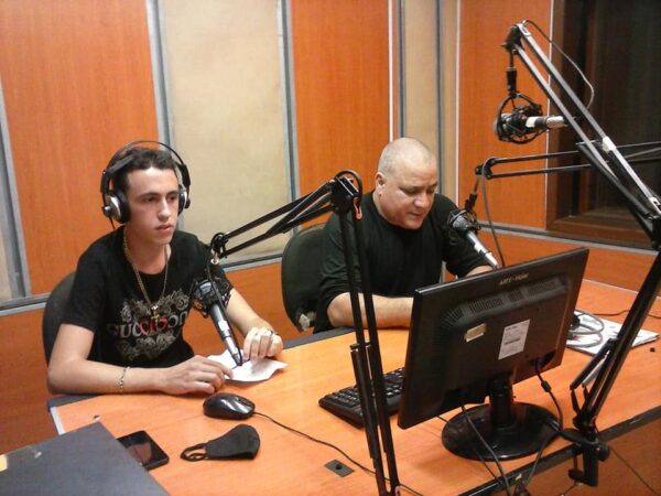 Fabio, junto al sicólogo Lázaro Quiriveiro, durante la trasmisión del programa Nosotros.