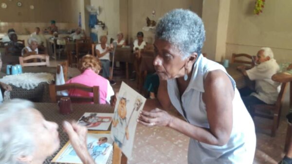 Museóloga María Elena Arango Larrinaga, durante una actividad en la Casa de los Abuelos en el Ariguanabo. Foto: Tomada del perfil Templo de la Risa.