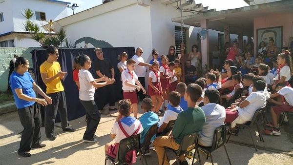 Los niños de la Escuela Especial 17 de abril de San Antonio de los Baños bailaron, y cantaron acompañados por sus maestros y la agrupación teatral Los Cuenteros. Foto: Arletys González.