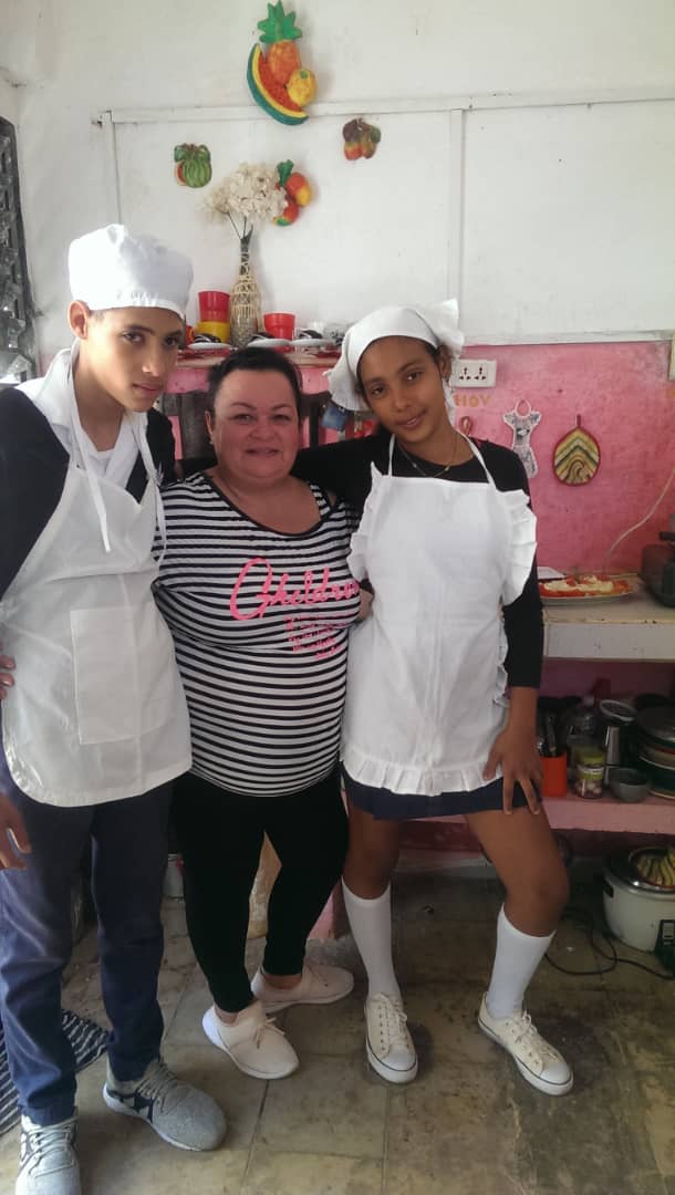 Profesora Liliana Martínez Cruz con sus alumnos de la Escuela Especial 17 de Abril.