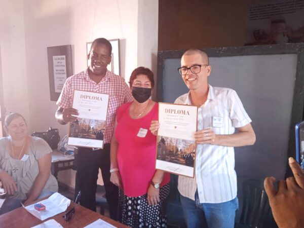 Doctor en Ciencias, Primer Secretario del Partido en San Antonio de los Baños, Yuri Belén (izquierda), y el Máster en Ciencias, Profesor Auxiliar de la universidad de Artemisa, Alejandro Batista. Fotos: Meylin Pérez.