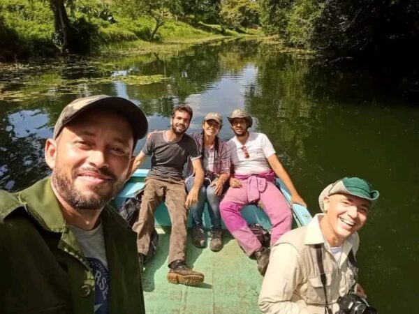 Javier (atrás a la izquierda) junto a sus compañeros durante la limpieza del río Ariguanabo.