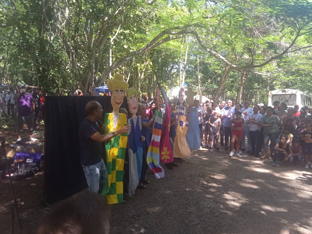Compañía de Teatro Los Cuenteros actuó para los niños.