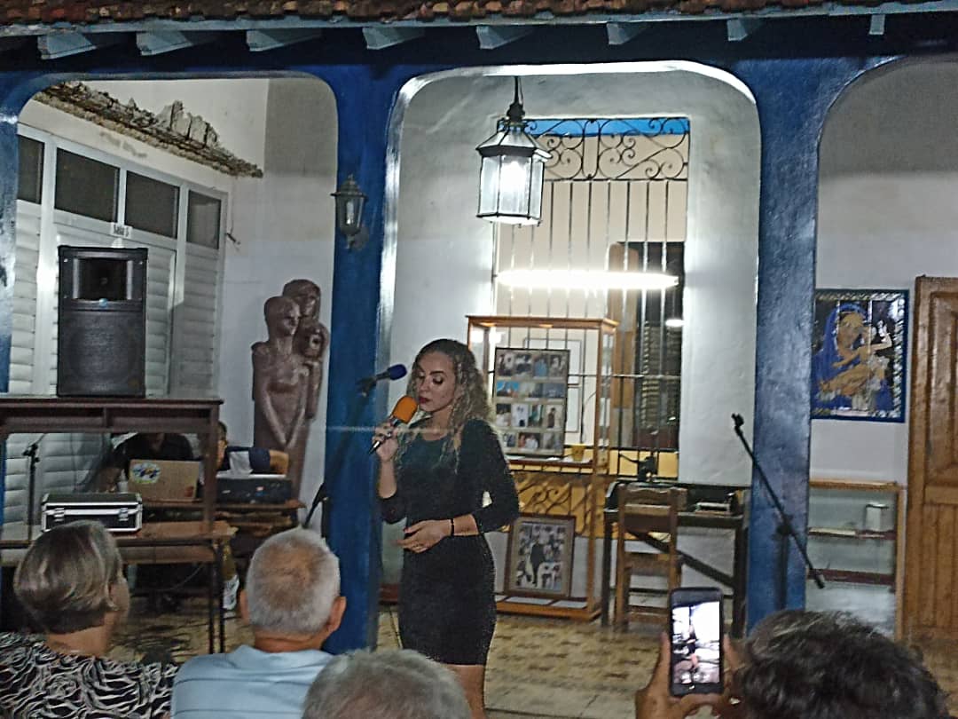 Dayley Cadavieco, anfitriona de la peña Buena Vibra.
