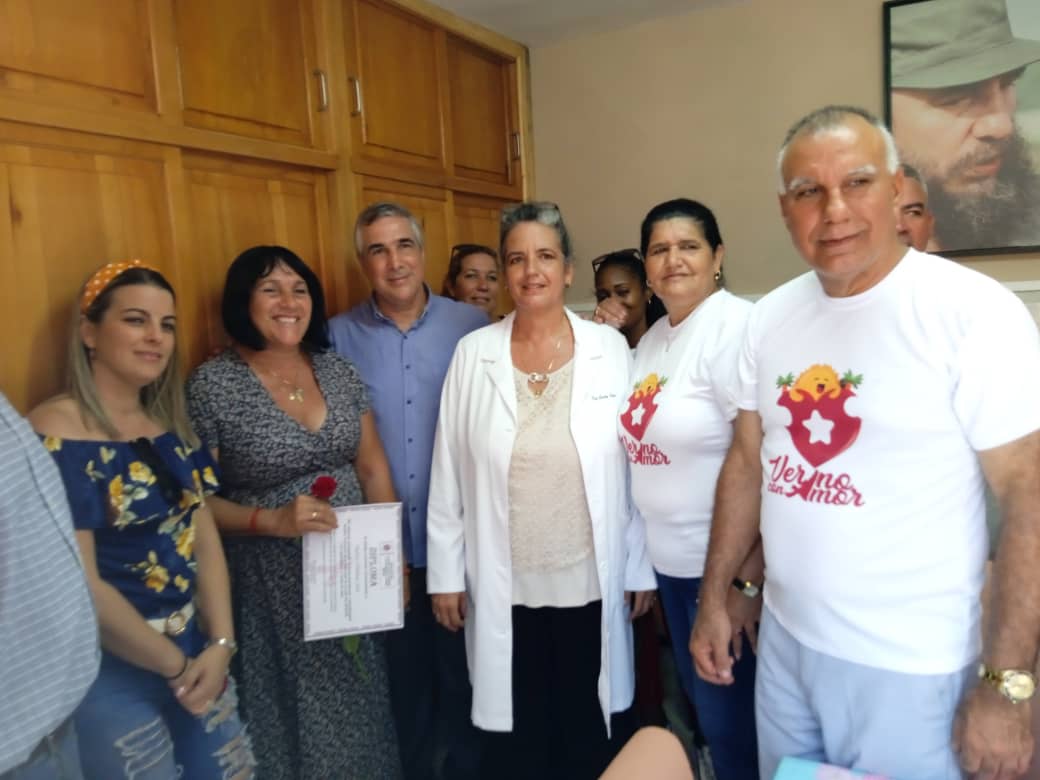 Gladys Martínez Verdecia, Primera Secretaria del Partido Provincial en Artemisa (segunda a la derecha), Ricardo Concepción, Gobernador de la provincia (primero a la derecha), junto a Sayli Sosa (centro) y trabajadores de BioCubaFarma y del Servicio Provincial.