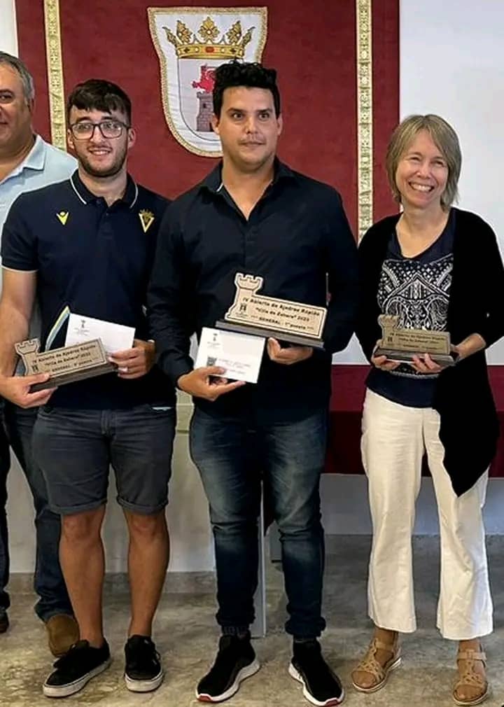 FOTOPie de foto: Ganadores del IV Torneo Abierto de ajedrez rápido Villa de Zahara 2023. De izquierda a derecha: Cristian Silva Lucena (España), Wilver Vargas (Cuba) y Pía Cramling (Suecia).