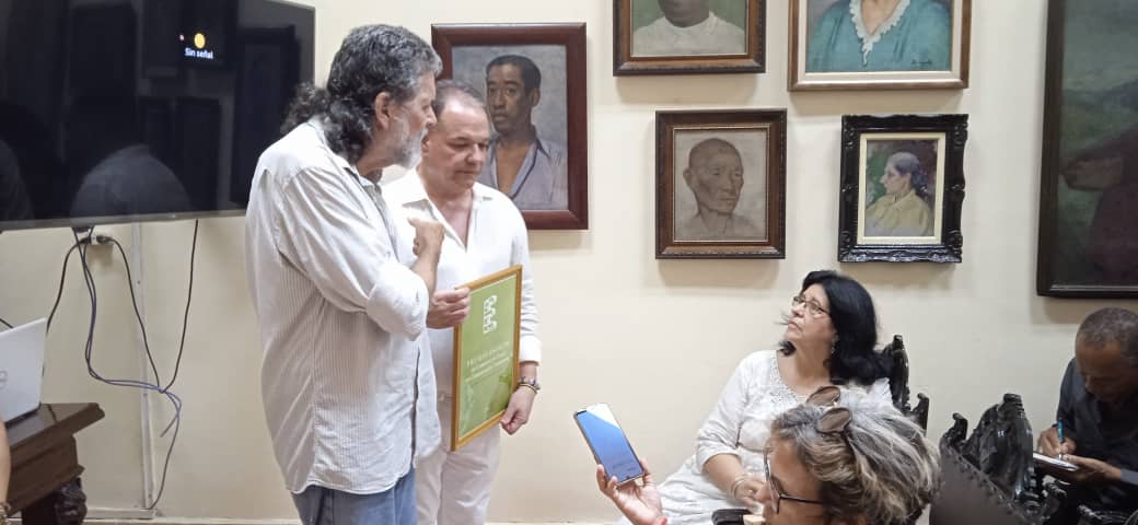 El doctor Enrique Alemán recibió el Premio Espacio de Comunicación Social y Comunicación Comunitaria, de manos de Abel Prieto.