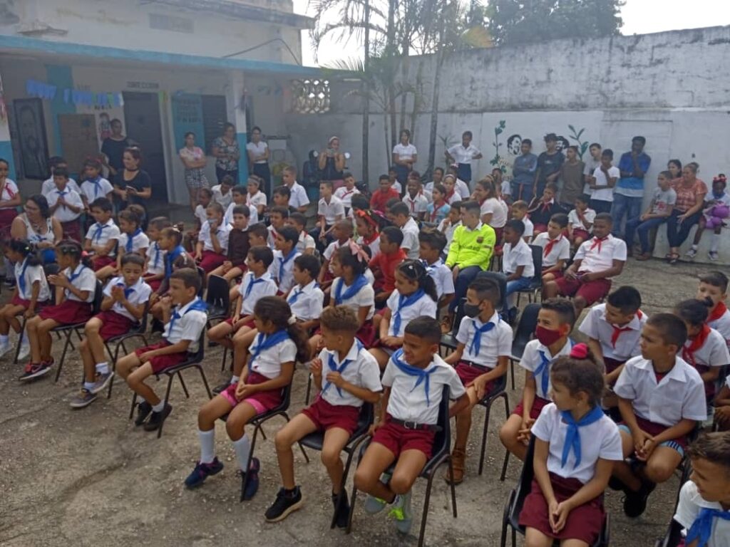 Estudiantes y profesores de la Escuela Especial 17 de abril.