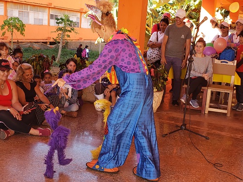 La artista Malawy Capote, Directora de la Compañía de Teatro Infantil Los Cuenteros, armroniza la actividad con los títeres.