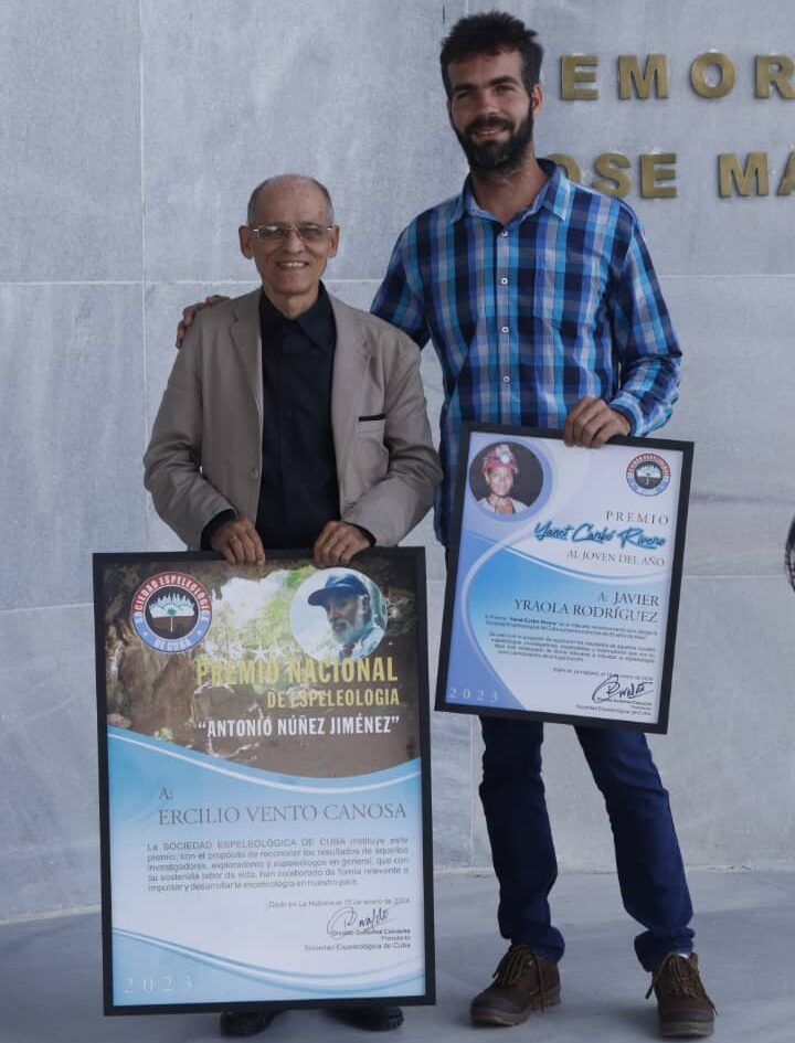 Javier Iraola, Joven del Año en Espeleología (derecha), junto al Premio Nacional de Espeleología D. Sc. Dr. Ercilio Vento Canosa.