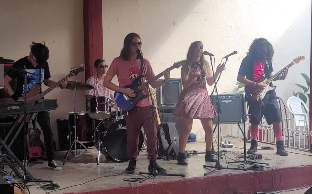 Osmel Valdés Perera, guitarra; Erick Sierra Ibarra, bajo; Reinaldo Estrada Rodríguez, guitarra principal; Juan de la Osa Fajardo, percusión; Rachel Pasos Montesino, en el canto y la percusión.