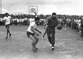 Fidel juega baloncesto con los alumnos de la Escuela Secundaria Básica en el campo Ceiba 1 como parte de las actividades de la inauguración.