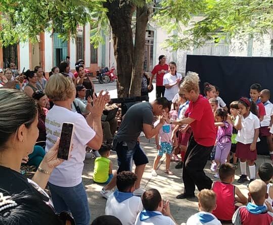 El grupo de teatro Los Cuenteros comparte con los niños. Foto: Meylin Pérez