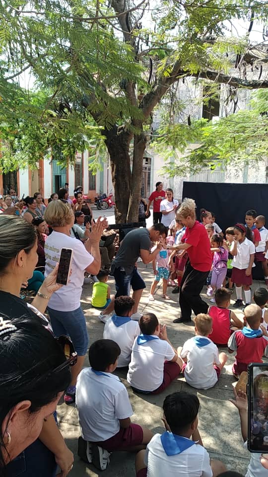 El grupo de teatro Los Cuenteros comparte con los niños. Foto: Meylin Pérez