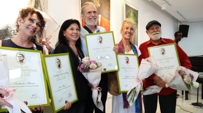 Los actores y actrices que recibieron el Premio Omar Valdés. Foto: cortesía de la autora