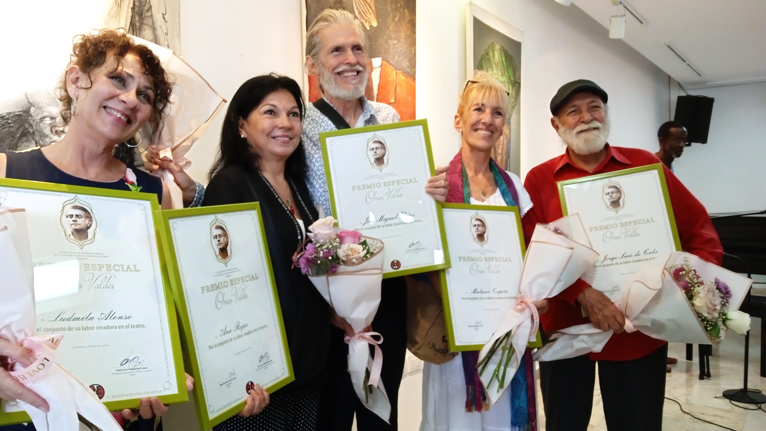 Los actores y actrices que recibieron el Premio Omar Valdés. Foto: cortesía de la autora