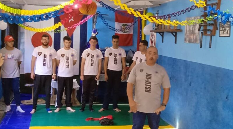 El equipo de Jiu Jitsu y el profesor Marcelino Rodríguez. Foto cortesía del autor