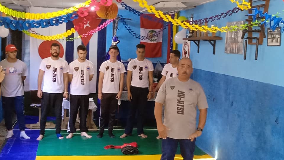 El equipo de Jiu Jitsu y el profesor Marcelino Rodríguez. Foto cortesía del autor