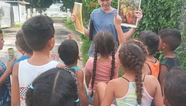 Osiel Rodríguez Mesa, especialista del Centro Provincial de Artes Visuales en intercambio con los niños de las comunidades. Foto: Osiel Rodríguez Mesa