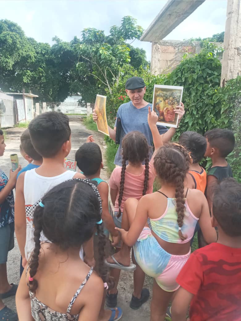 Osiel Rodríguez Mesa, especialista del Centro Provincial de Artes Visuales en intercambio con los niños de las comunidades. Foto: Osiel Rodríguez Mesa