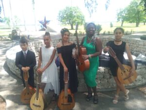 Graduados estudiantes de la Escuela Profesional de Arte Eduardo Abela Villarreal 