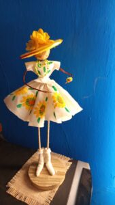 Muñequita confeccionada por María Elena con diseño artístico del pintor Jorge Lucas Pereda 