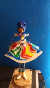 Muñequita confeccionada por María Elena con diseño artístico del pintor Jorge Lucas Pereda