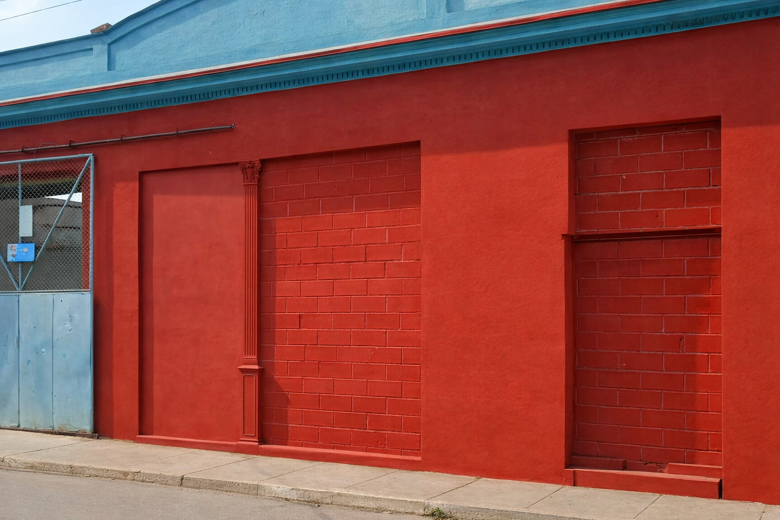 En los primeros años de transmisiones, Radio Ariguanabo tenía su estudio en una construcción que existió en este lugar, frente al Parque del Humor