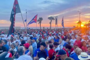 Miles de cubanos se manifiestan en La Habana contra el intento de judicializar a Raúl Castro por EEUU