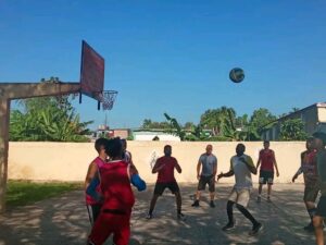 Torneo de baloncesto: victorias, música y comunidad