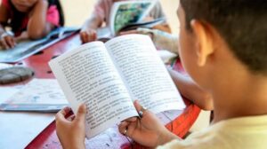 La lectura: un puente hacia la imaginación, el conocimiento y la libertad